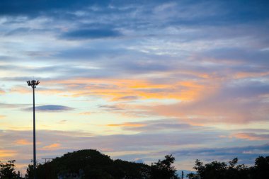 Güzel gökyüzü. Cumulonimbus bulutu ve sirrus bulutu.