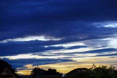 Güzel gökyüzü. Cumulonimbus bulutu ve sirrus bulutu.