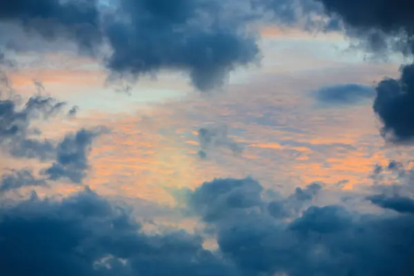 Güzel gökyüzü. Cumulonimbus bulutu ve sirrus bulutu.