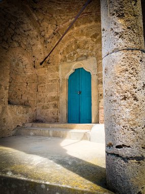 Eski ahşap kapı ve taş sütun Sokolsky Manastırı 'ndaki antik taş bina.