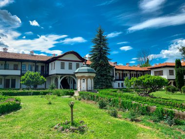Bulgaristan 'ın Stara Planina kentindeki Sokolsky Manastırı' nın avlusu