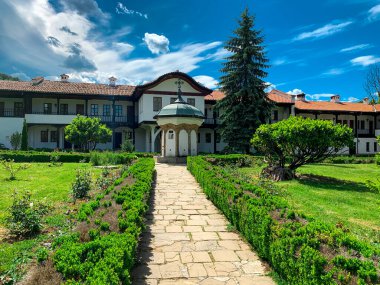 Sokolsky Manastırı bahçe bahçesi ve içme suyu çeşmesi. 