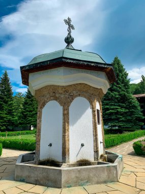 Sokolsky Manastırı 'nın bahçesindeki içme suyu çeşmesinin manzarasını kapat..