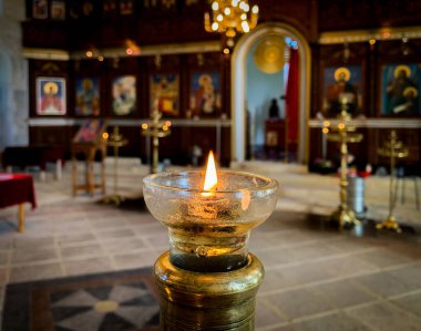 Uzundjovo Köyü 'ndeki Assumption Kilisesi' nin önündeki mum ışığı.