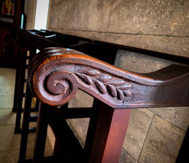 Bulgaristan 'daki Uzundjovo kilisesinin içindeki oyulmuş ahşap sandalyenin ayrıntılarını kapat.