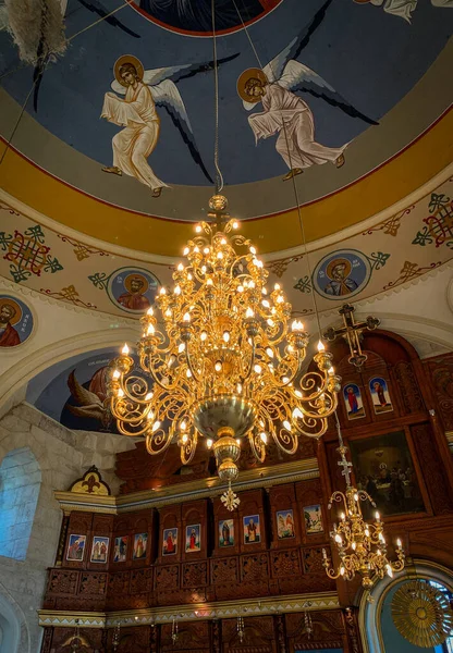 ウズンドジョヴォ教会内部の巨大なシャンデリア — ストック写真