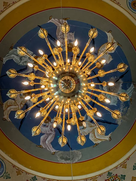 ウズンジョヴォ村の仮定教会内部の宗教的な黄金のシャンデリア — ストック写真