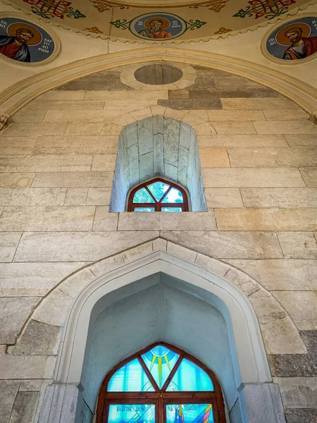 ウズンドジョヴォ教会内部のステンドグラスの窓を通って来る光 — ストック写真