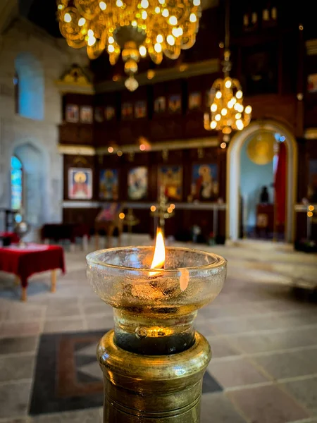 祭壇の前に灯されたろうそく ウズンジョヴォ村の聖母の教会 — ストック写真