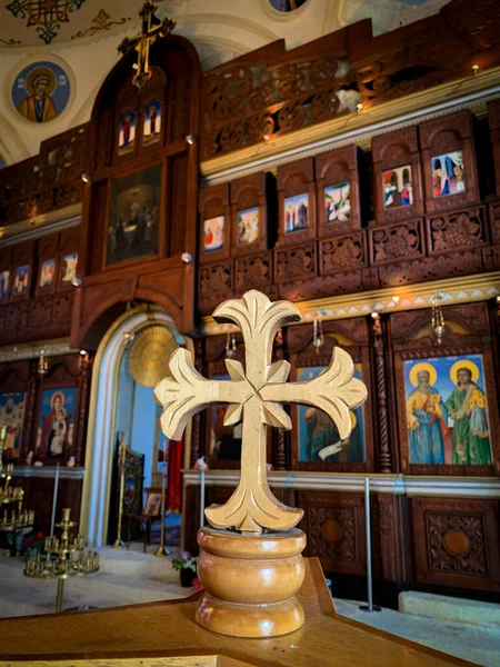 手彫りされた木製の十字架を閉じます ウズンジョヴォ村のブルガリア正教会 — ストック写真