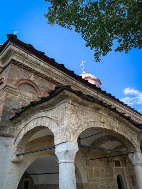 Bulgaristan 'ın Dryanovo kentindeki Aziz Nikola Kilisesi' nin ön cephesinde, çatı çizgisinin yukarısına bakan çapraz tepeli bir kubbe ile rustik taş kemerler ve karmaşık tuğlalar sergileniyor..