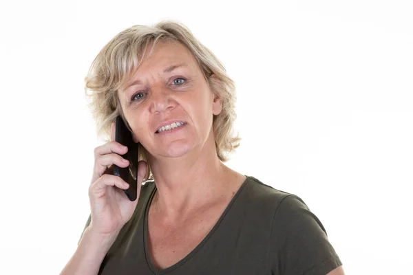 Potret Wanita Cantik Senior Berbicara Telepon Melihat Bawah — Stok Foto