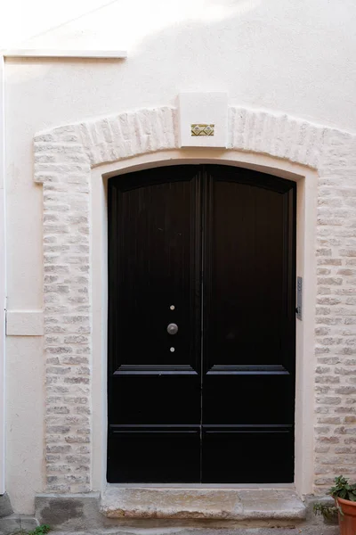 Masywny Zabytkowy Wysoki Dom Drewniane Drzwi Wejście Czarny Ciemny Klasyczny — Zdjęcie stockowe