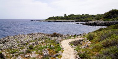 Antibes Juan-les-Pins Fransa 'daki sahil koyuna ulaşmak için sahil yolu taşı.