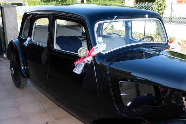 Декоративная Лента Висит Винтажной Двери Старинного Черного Автомобиля Невесты День — стоковое фото