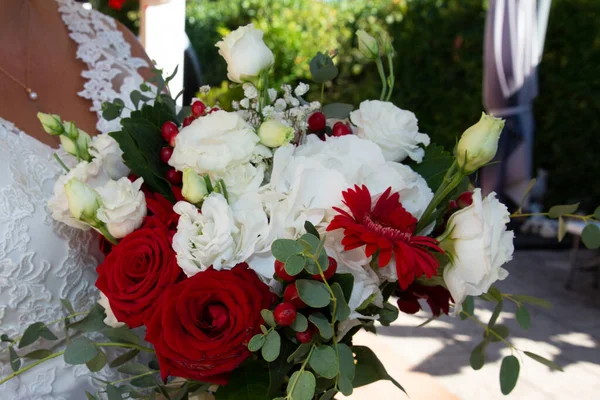 Casamento Branco Buquê Penas Vermelhas Flores Naturais Dia Casamento — Fotografia de Stock