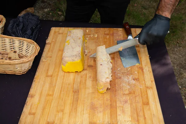레스토랑 웨이터 요리사가 행사에서 푸아그라 고기를 줄이는 — 스톡 사진