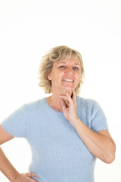 Glad Senior Leende Vacker Kvinna Mogen Poserar Med Hand Ansiktet — Stockfoto