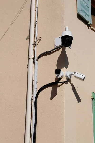 Biztonsági Kamera Három Kamerával Kerek Kamerával Homlokzati Falon — Stock Fotó