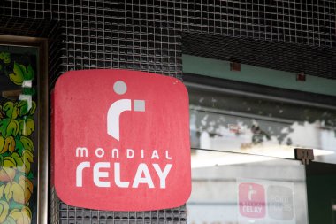 Bordeaux, Aquitaine France - 10: 30 2022: Mondial Relay dağıtım kırmızı mağaza işareti metin ve butik pencere ortaklığı mağazasında paket temin etmek için marka logosu