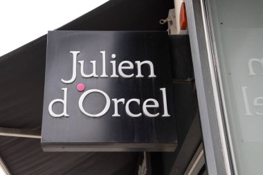 Bordeaux, Aquitaine France - 10: 30 2022: Julien d 'Orcel metin logosu ve ön sokaktaki mücevher mağazası moda tabelası