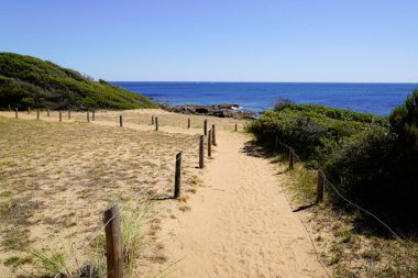 Talmont-Saint-Hilaire okyanus Fransa 'sındaki kum tepelerindeki Atlantik plajına giden manzara yolu.