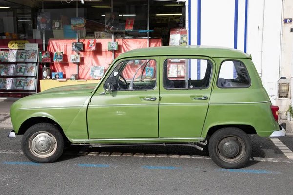 Bordeaux Akwitania Francja 2022 Renault Vintage Zielony Samochód Retro Starożytnych — Zdjęcie stockowe