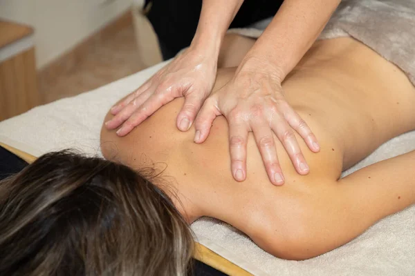 Rygg Massage Professionell Massös Massage Baksidan Skjorta Kvinna Spa Centret — Stockfoto