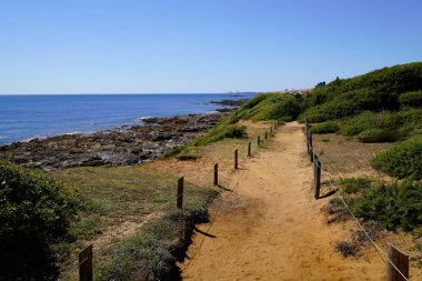 Talmont-Saint-Hilaire Vendee France 'daki okyanus okyanusuna kumlu sahil girişi olan kumlu yol girişi.