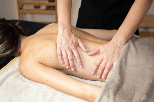 Lagere Terug Sport Massage Therapie Professionele Masseuse — Stockfoto