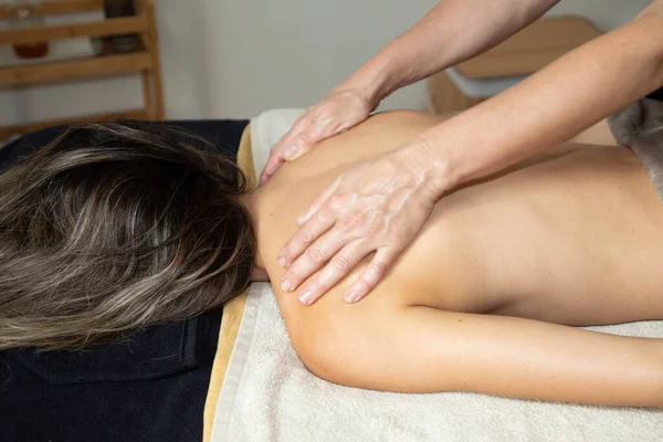 Nackenmassage Für Junge Dame Liegen Von Professioneller Therapeutin Masseurin — Stockfoto