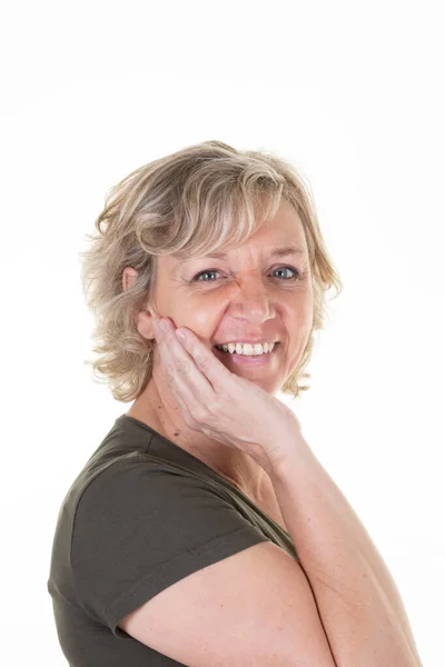 Πορτρέτο Ηλικιωμένη Γυναίκα Χαμογελώντας Αναζητούν Χαριτωμένο Χαμόγελο Ποζάρουν Λευκό Φόντο — Φωτογραφία Αρχείου