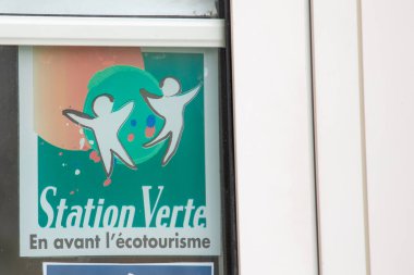 Sarlat, Aquitaine France - 11 02 2022: istasyon verte office logo markası ve metin imzası Fransız ajansı kalitesinde yeşil eko-turizm