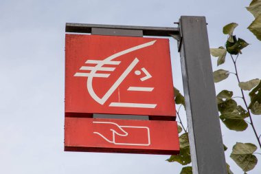 Bordeaux, Aquitaine France - 11 01 2022: Caisse d 'epargne kırmızı işaret levhası bankası Fransız logosu perakende girişi