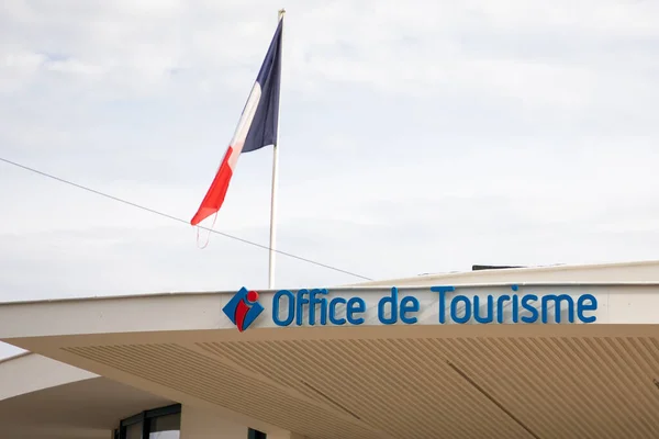 法国阿基坦 波尔多 2022年1月11日 法国旅游局和法国标识品牌标识和文字签名法式求助旅行社 — 图库照片