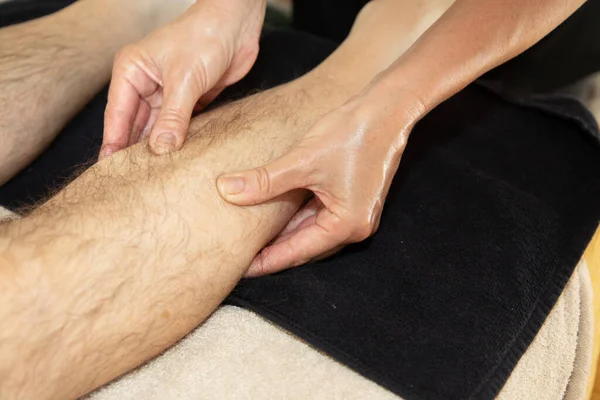 Ręce Kobieta Masażysta Masaż Dolna Noga Muskularny Sportowiec Mężczyzna Treningu — Zdjęcie stockowe