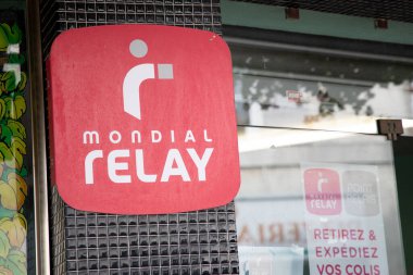 Bordeaux, Aquitaine France - 10: 30 2022: Mondial Relay marka ve metin logosu mağazası cephe mağazası dağıtım paketi postası