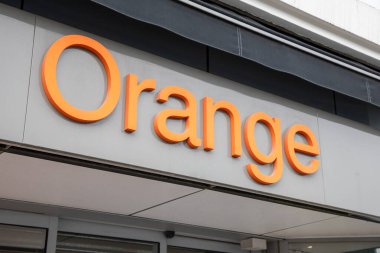 Bordeaux, Aquitaine France - 10: 30 2022: Orange Facade store logosu ve Fransız Ajansı telekomünikasyon dünya şirketinin marka metin girişi