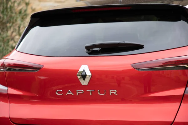 ボルドー アキテーヌフランス 2022年 ルノー キャプチャー車のロゴブランドとSuvフランス車のクリオのテキストサイン — ストック写真