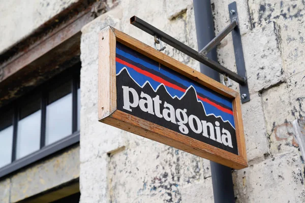 Bordeaux, Aquitaine France - 106 2022: Patagonya logosu ve mağaza girişinin üstündeki yazı