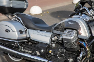 Bordeaux, Aquitaine France - 106 2022: Moto Guzzi California logosu ve sınırlı sayıda motosiklet üreticisi İtalyan motosiklet markası.