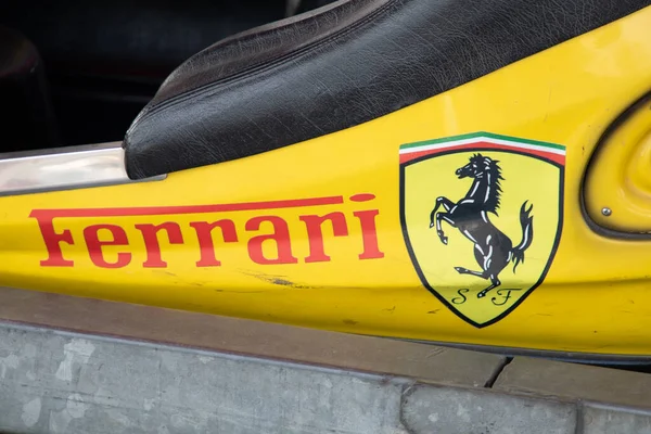 法国波尔多 2022年6月11日 意大利高性能跑车制造商Ferrari品牌的马和超级跑车的文字标识 — 图库照片