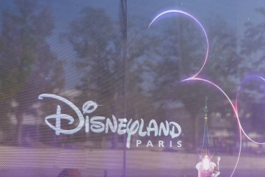 Bordeaux, Aquitaine France - 106 2022: Marne-la-Vallee logo 'daki Disneyland Paris parkı ve vitrinlere yazı yazmak giriş biletleri satmak