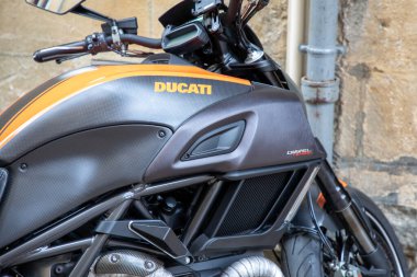 Bordeaux, Aquitaine France - 106 2022: Ducati yakıt tankı diavel motorsiklet logosu ve karbon yarış karbon parçaları sınırlı sayıda üretilen İtalyan motorsikletinin metin işareti