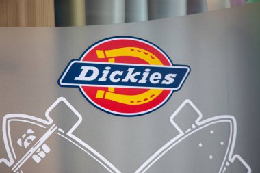 Bordeaux, Aquitaine France - 106 2022: Dickies logo markası ve ön taraftaki mağaza duvarına bizim için metin imzala moda butiği