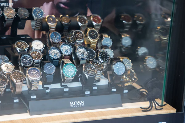 ボルドー アキテーヌフランス 2022年 ウーゴボスは ウィンドウファサードショップロゴのサインとブランドテキストストアで販売のための時計ディスプレイドイツの高級 — ストック写真