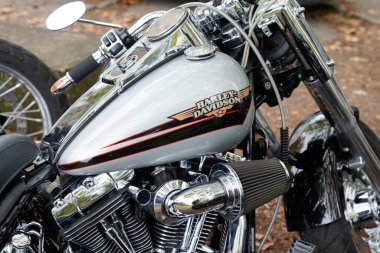 Bordeaux, Aquitaine France - 106 2022: Harley Davidson marka logo ve Amerikan özel motosikletinin gri tank hava filtresi üzerine imza