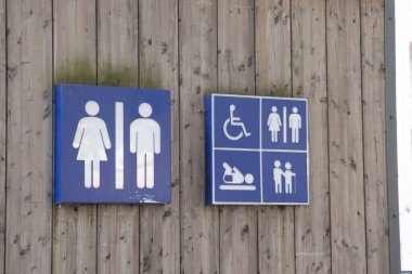 WC Tuvalet İşareti Erkek Simgesi Ahşap bina önü su dolapları duvar girişleri