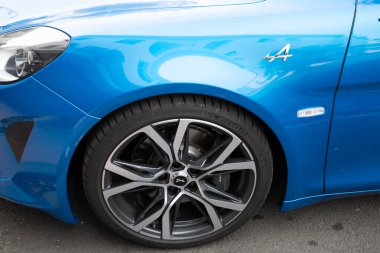 Bordeaux, Aquitaine France - 106 2022: Alpine A110 spor araba logosu ve metin tabelası Renault supercar