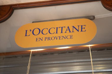 Bordeaux, Aquitaine France - 106 2022: l 'ovenitane en Provence metin logosu ve Fransa' nın güneydoğu kültür dükkanında kozmetik Fransız kozmetik ön giriş işareti